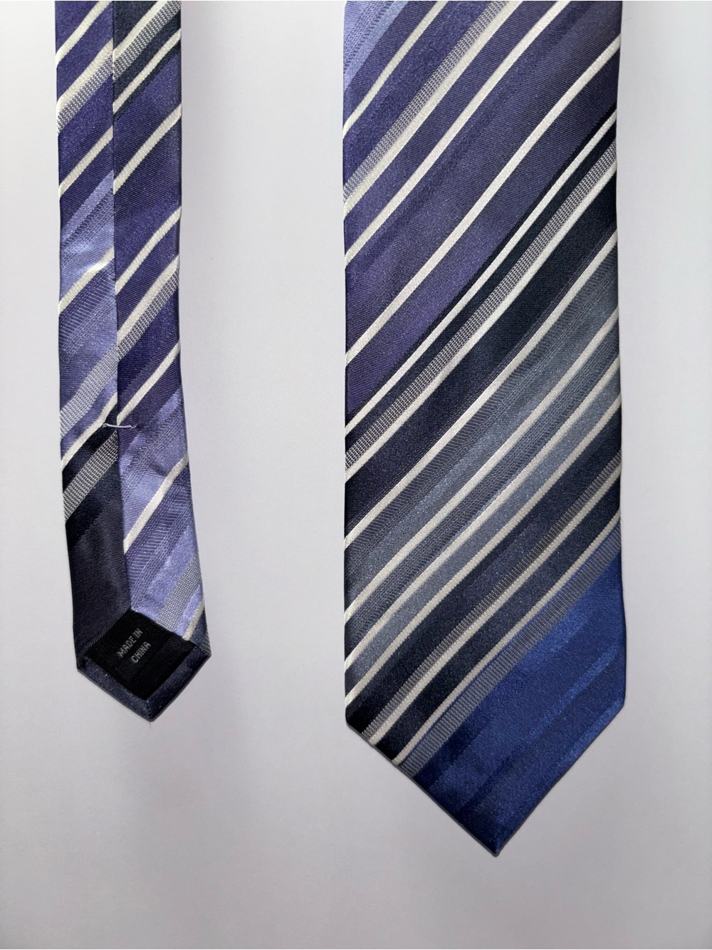 Kenneth Cole Reaction Designer Men’s Necktie Purple Blue White Stripes 100% Silk